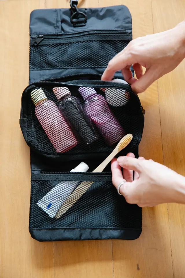 Hanging wash bag